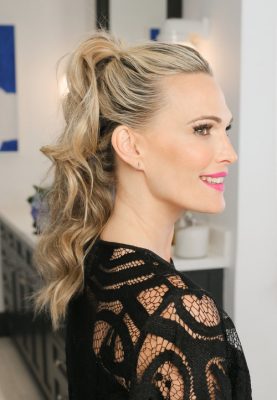 Molly-Sims-modern-ponytail-hairstyle-how-to-summer-beauty-tips-Viviscal