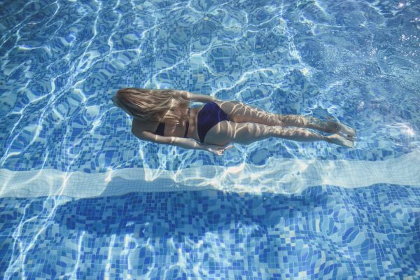 swimming-pool-woman-long-hair-summer-chlorine-hair-tips