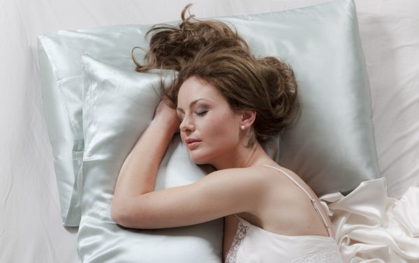 kvinna sover siden örngott gör silke örngott för hår verkligen fungerar viviscal hår blogg