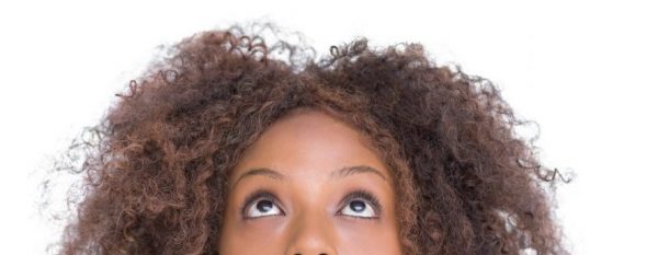 naturligt lockigt hår kvinna tittar upp vit bakgrund hur man tämjer burrigt hår viviscal hår blogg