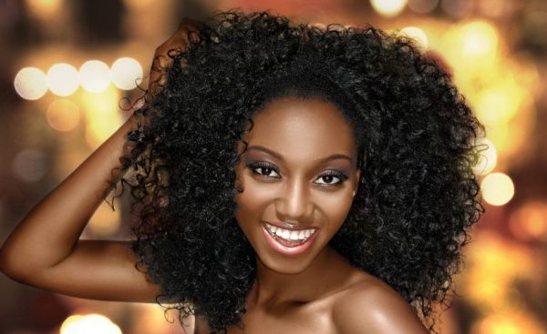 glada leende afrikansk amerikansk kvinna disco lockar rangordna vår favorit röda mattan frisyrer viviscal hår blogg