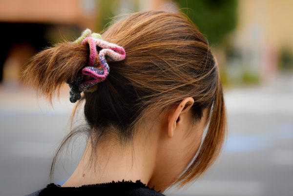 färgglada scrunchie kort hår tillbaka lägga till en look med hår styling accessoarer viviscal hår blogg
