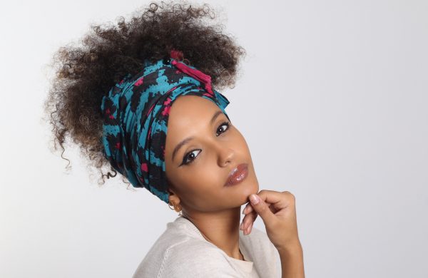 naturligt lockigt hår afrikansk amerikansk kvinna ananas frisyr halsduk tips för perfekta blöta lockar viviscal hårblogg