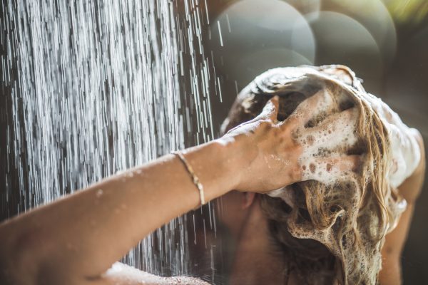 kvinna som tvättar hår duschschampo väljer det bästa hårförtjockningsschampot viviscal hårbloggen