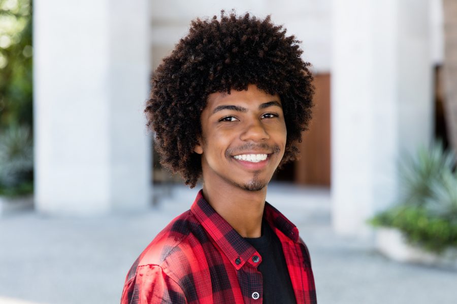 leende afroamerikansk man röd rutig skjorta vriden afrofrisyr hur ofta ska män klippa sig?  viviscal hårblogg