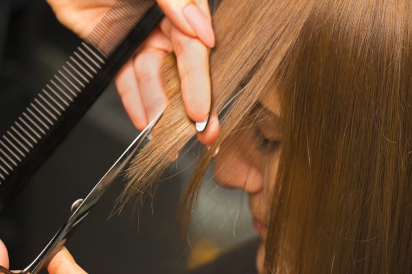 kvinna lugg trimma frisör salong sax närbild lugg för tunt hår viviscal hår blogg